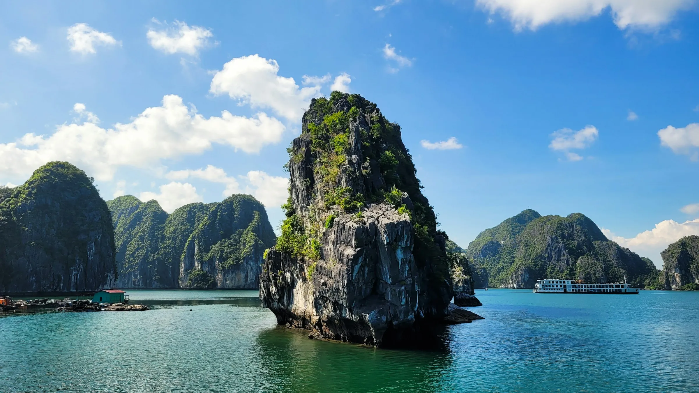เกาะหินปูนตั้งตระหง่านกลางน้ำทะเลสีเทอร์ควอยซ์ของอ่าวฮาลอง